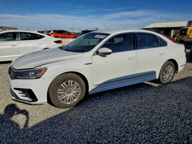 Белый Фольксваген Пассат, объемом двигателя 2 л и пробегом 45 тыс. км за 2000 $, фото 1 на Automoto.ua