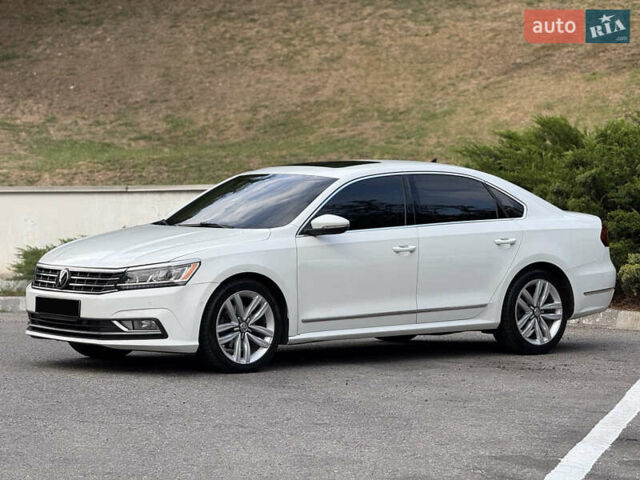 Білий Фольксваген Пассат, об'ємом двигуна 3.6 л та пробігом 136 тис. км за 17500 $, фото 1 на Automoto.ua
