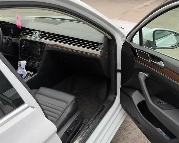 Белый Фольксваген Пассат, объемом двигателя 1.97 л и пробегом 101 тыс. км за 26000 $, фото 1 на Automoto.ua