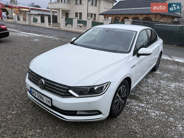 Білий Фольксваген Пассат, об'ємом двигуна 1.6 л та пробігом 194 тис. км за 17999 $, фото 1 на Automoto.ua