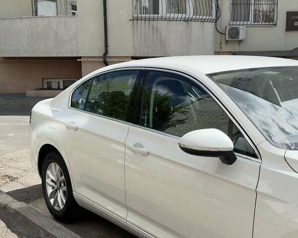 Белый Фольксваген Пассат, объемом двигателя 1.8 л и пробегом 112 тыс. км за 18000 $, фото 1 на Automoto.ua