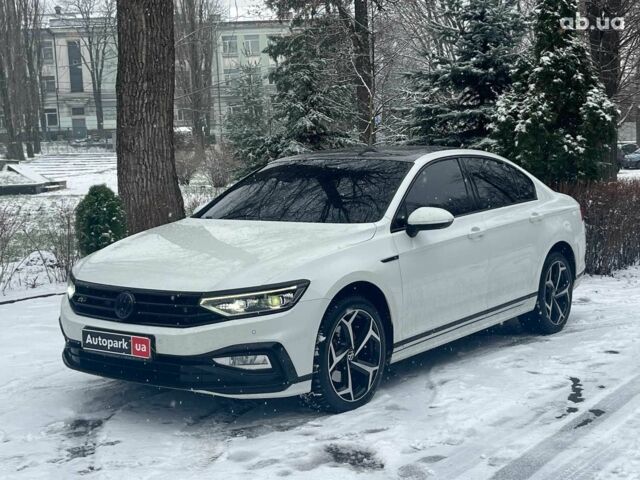 Белый Фольксваген Пассат, объемом двигателя 2 л и пробегом 90 тыс. км за 29990 $, фото 1 на Automoto.ua