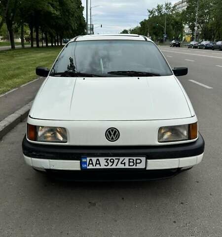 Белый Фольксваген Пассат, объемом двигателя 1.8 л и пробегом 474 тыс. км за 2100 $, фото 1 на Automoto.ua