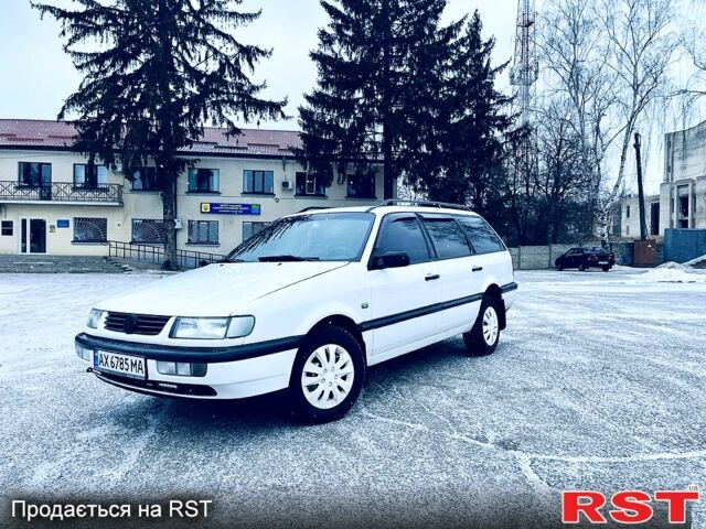 Белый Фольксваген Пассат, объемом двигателя 1.8 л и пробегом 450 тыс. км за 2500 $, фото 1 на Automoto.ua