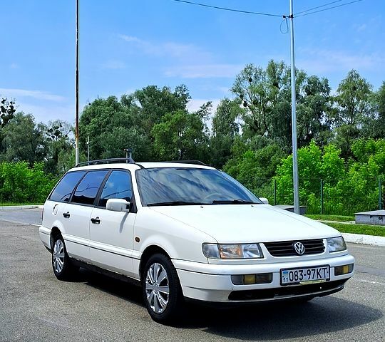 Белый Фольксваген Пассат, объемом двигателя 2.8 л и пробегом 330 тыс. км за 1500 $, фото 1 на Automoto.ua