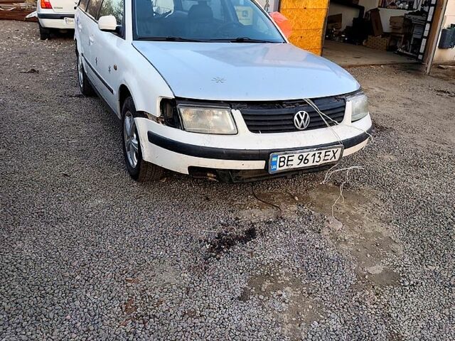 Белый Фольксваген Пассат, объемом двигателя 1.9 л и пробегом 300 тыс. км за 1400 $, фото 1 на Automoto.ua