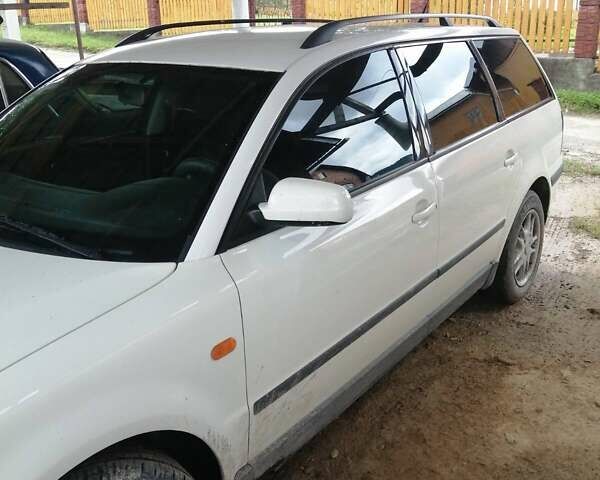 Белый Фольксваген Пассат, объемом двигателя 1.6 л и пробегом 260 тыс. км за 3500 $, фото 1 на Automoto.ua