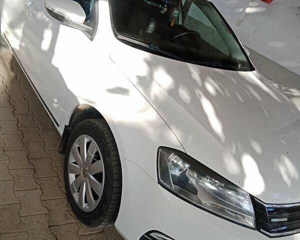 Белый Фольксваген Пассат, объемом двигателя 1.6 л и пробегом 329 тыс. км за 9000 $, фото 1 на Automoto.ua