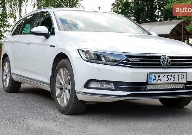 Белый Фольксваген Пассат, объемом двигателя 2 л и пробегом 280 тыс. км за 16400 $, фото 1 на Automoto.ua