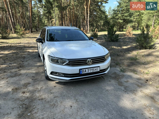 Белый Фольксваген Пассат, объемом двигателя 2 л и пробегом 326 тыс. км за 13499 $, фото 1 на Automoto.ua