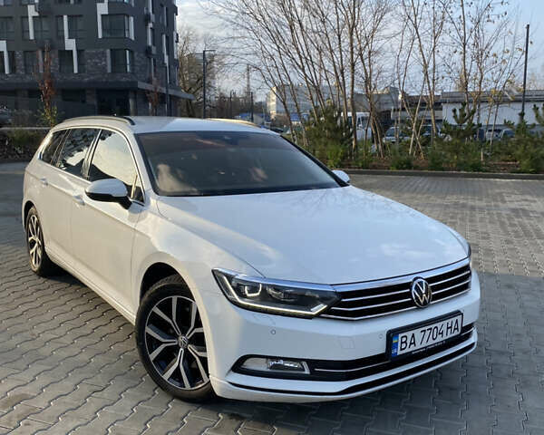 Белый Фольксваген Пассат, объемом двигателя 2 л и пробегом 245 тыс. км за 15900 $, фото 1 на Automoto.ua