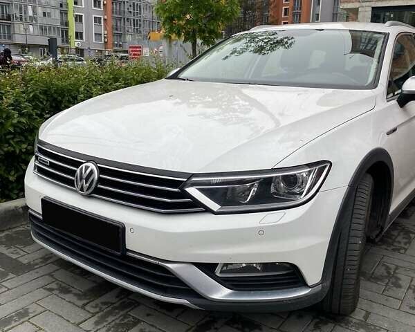 Белый Фольксваген Пассат, объемом двигателя 2 л и пробегом 205 тыс. км за 19800 $, фото 1 на Automoto.ua