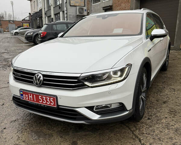 Белый Фольксваген Пассат, объемом двигателя 2 л и пробегом 169 тыс. км за 23999 $, фото 1 на Automoto.ua