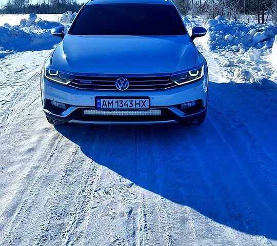 Белый Фольксваген Пассат, объемом двигателя 2 л и пробегом 241 тыс. км за 22499 $, фото 1 на Automoto.ua
