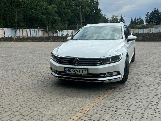 Белый Фольксваген Пассат, объемом двигателя 1.97 л и пробегом 216 тыс. км за 17600 $, фото 1 на Automoto.ua