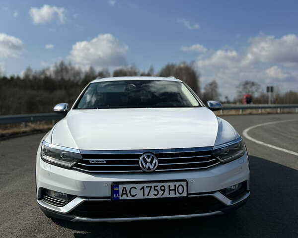 Белый Фольксваген Пассат, объемом двигателя 2 л и пробегом 205 тыс. км за 22200 $, фото 1 на Automoto.ua