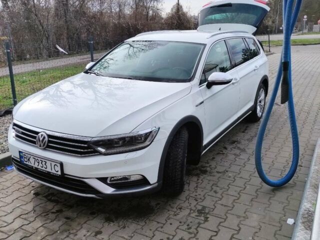Белый Фольксваген Пассат, объемом двигателя 2 л и пробегом 222 тыс. км за 21499 $, фото 1 на Automoto.ua