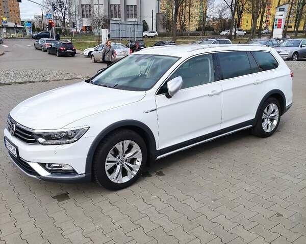 Белый Фольксваген Пассат, объемом двигателя 2 л и пробегом 214 тыс. км за 22999 $, фото 1 на Automoto.ua