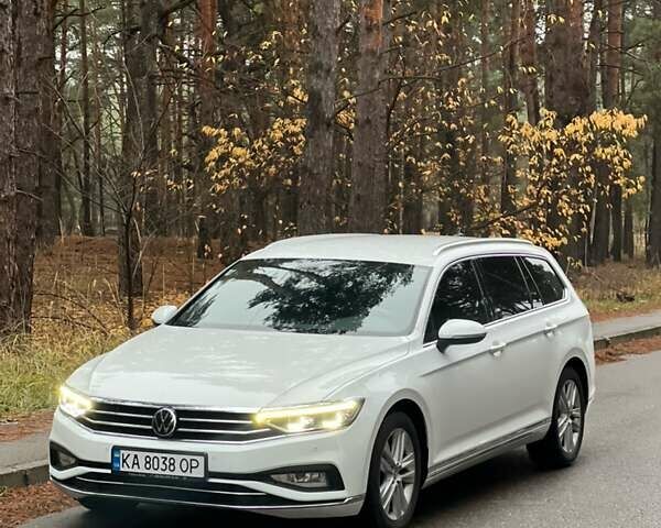 Белый Фольксваген Пассат, объемом двигателя 2 л и пробегом 205 тыс. км за 21955 $, фото 1 на Automoto.ua