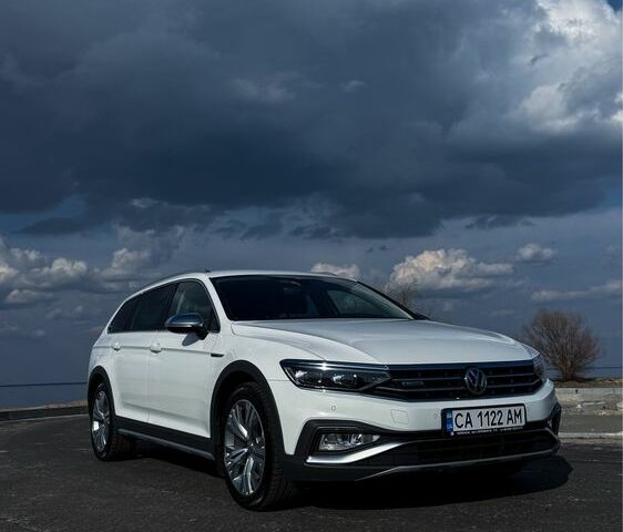 Белый Фольксваген Пассат, объемом двигателя 2 л и пробегом 170 тыс. км за 28500 $, фото 1 на Automoto.ua