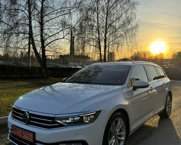Белый Фольксваген Пассат, объемом двигателя 1.97 л и пробегом 225 тыс. км за 23900 $, фото 1 на Automoto.ua