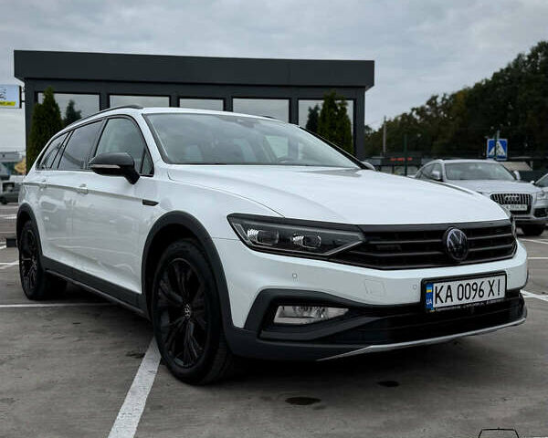 Фольксваген Пассат 2021 у Києві на Automoto.ua Білий Фольксваген Пассат, об'ємом двигуна 2 л та пробігом 107 тис. км за 32450 $, фото 1 на Automoto.ua