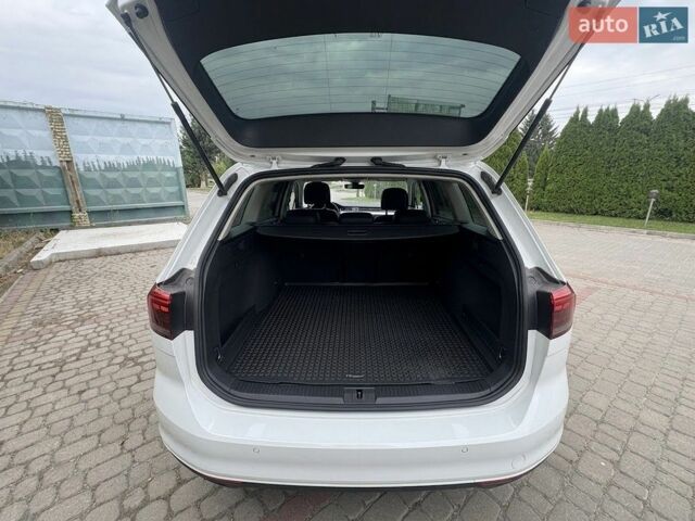 Белый Фольксваген Пассат, объемом двигателя 1.97 л и пробегом 220 тыс. км за 18500 $, фото 1 на Automoto.ua