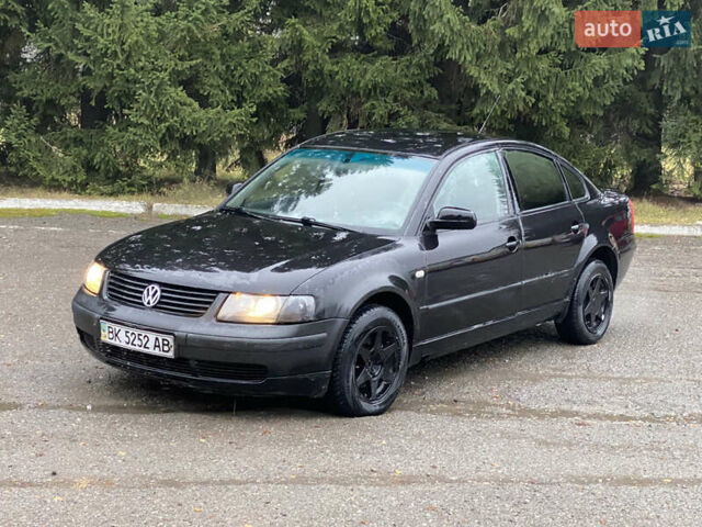 Чорний Фольксваген Пассат, об'ємом двигуна 1.6 л та пробігом 350 тис. км за 2000 $, фото 1 на Automoto.ua