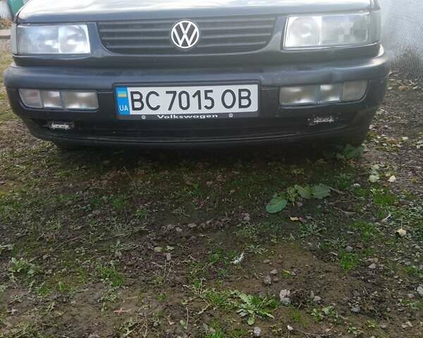 Черный Фольксваген Пассат, объемом двигателя 1.8 л и пробегом 381 тыс. км за 2200 $, фото 1 на Automoto.ua