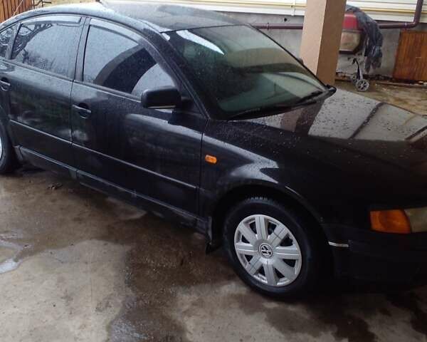 Черный Фольксваген Пассат, объемом двигателя 1.6 л и пробегом 290 тыс. км за 3850 $, фото 1 на Automoto.ua