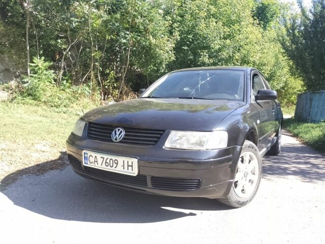 Черный Фольксваген Пассат, объемом двигателя 1.6 л и пробегом 199 тыс. км за 2500 $, фото 1 на Automoto.ua