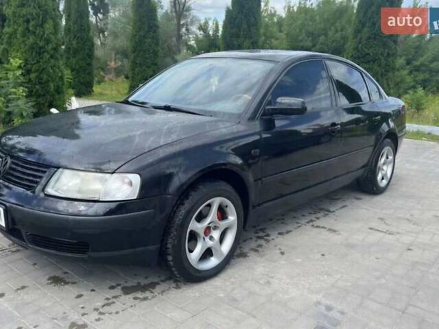 Черный Фольксваген Пассат, объемом двигателя 1.8 л и пробегом 323 тыс. км за 2750 $, фото 1 на Automoto.ua