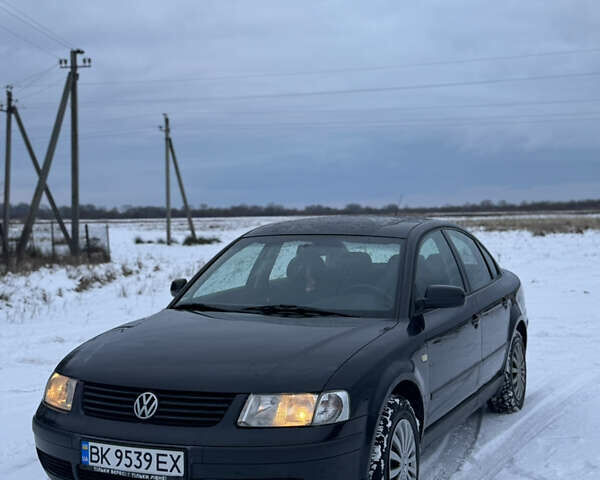 Черный Фольксваген Пассат, объемом двигателя 1.6 л и пробегом 230 тыс. км за 3150 $, фото 1 на Automoto.ua