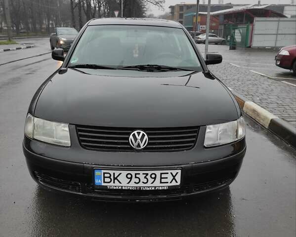 Черный Фольксваген Пассат, объемом двигателя 1.6 л и пробегом 214 тыс. км за 2900 $, фото 1 на Automoto.ua