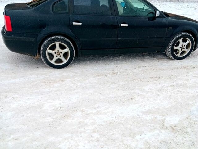 Черный Фольксваген Пассат, объемом двигателя 1.8 л и пробегом 280 тыс. км за 2800 $, фото 1 на Automoto.ua