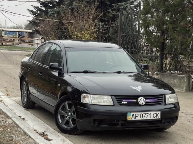 Черный Фольксваген Пассат, объемом двигателя 1.6 л и пробегом 321 тыс. км за 2550 $, фото 1 на Automoto.ua