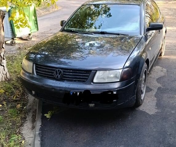 Черный Фольксваген Пассат, объемом двигателя 1 л и пробегом 533 тыс. км за 1750 $, фото 1 на Automoto.ua