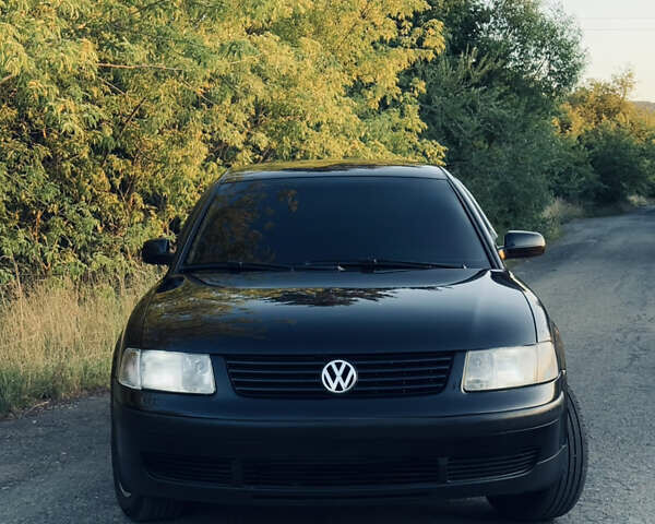 Черный Фольксваген Пассат, объемом двигателя 1.6 л и пробегом 249 тыс. км за 5100 $, фото 1 на Automoto.ua