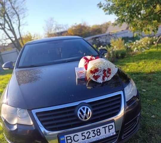 Черный Фольксваген Пассат, объемом двигателя 2 л и пробегом 300 тыс. км за 3803 $, фото 1 на Automoto.ua