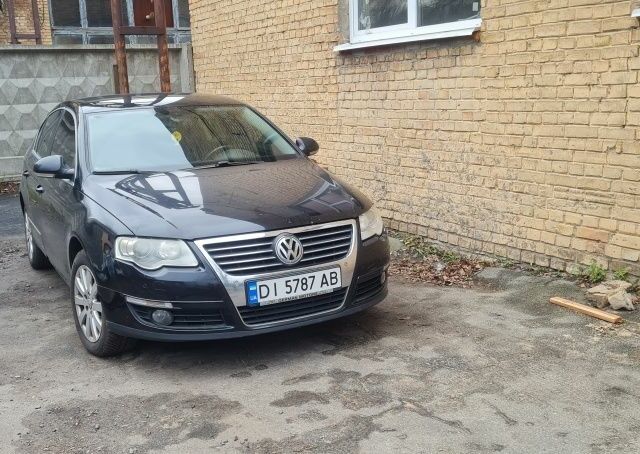 Черный Фольксваген Пассат, объемом двигателя 2 л и пробегом 320 тыс. км за 4500 $, фото 1 на Automoto.ua