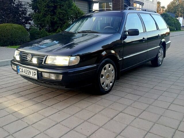 Черный Фольксваген Пассат, объемом двигателя 1.6 л и пробегом 312 тыс. км за 2900 $, фото 1 на Automoto.ua