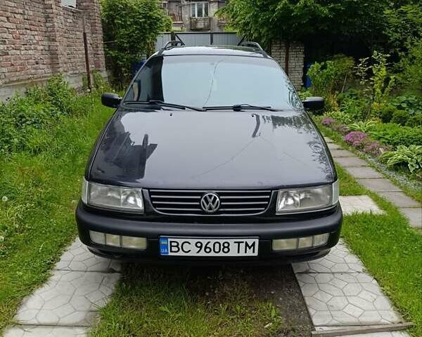 Черный Фольксваген Пассат, объемом двигателя 1.8 л и пробегом 300 тыс. км за 2900 $, фото 1 на Automoto.ua