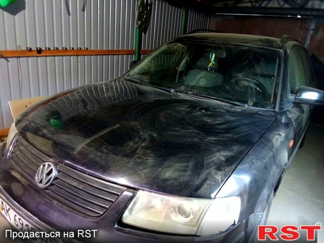 Черный Фольксваген Пассат, объемом двигателя 1.9 л и пробегом 300 тыс. км за 1800 $, фото 1 на Automoto.ua