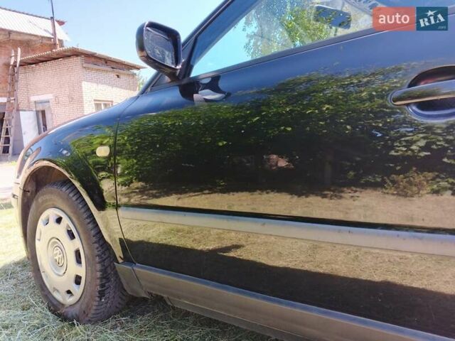 Черный Фольксваген Пассат, объемом двигателя 1.6 л и пробегом 215 тыс. км за 3700 $, фото 1 на Automoto.ua