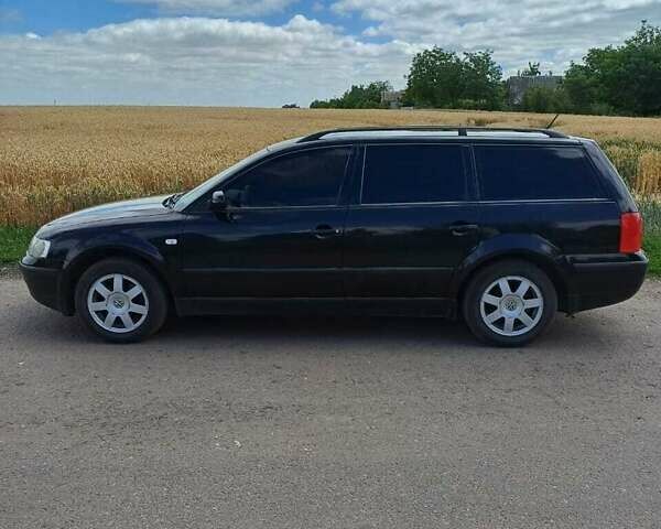 Черный Фольксваген Пассат, объемом двигателя 1.6 л и пробегом 200 тыс. км за 5000 $, фото 1 на Automoto.ua