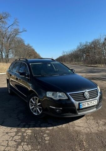 Черный Фольксваген Пассат, объемом двигателя 1.97 л и пробегом 333 тыс. км за 7500 $, фото 1 на Automoto.ua