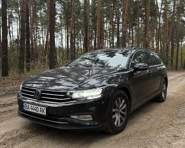 Черный Фольксваген Пассат, объемом двигателя 1.4 л и пробегом 31 тыс. км за 35000 $, фото 1 на Automoto.ua