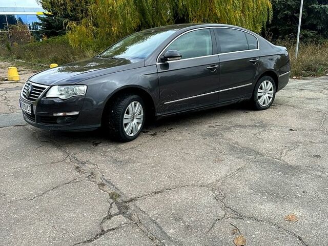 Коричневый Фольксваген Пассат, объемом двигателя 2 л и пробегом 225 тыс. км за 5800 $, фото 1 на Automoto.ua