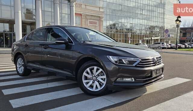 Коричневый Фольксваген Пассат, объемом двигателя 1.6 л и пробегом 220 тыс. км за 16000 $, фото 1 на Automoto.ua