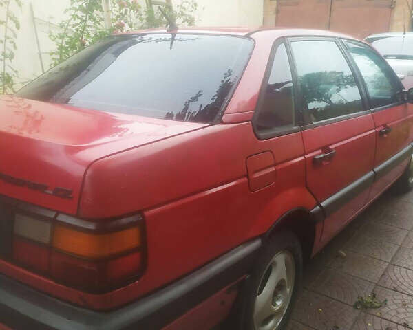 Красный Фольксваген Пассат, объемом двигателя 1.8 л и пробегом 350 тыс. км за 2100 $, фото 1 на Automoto.ua